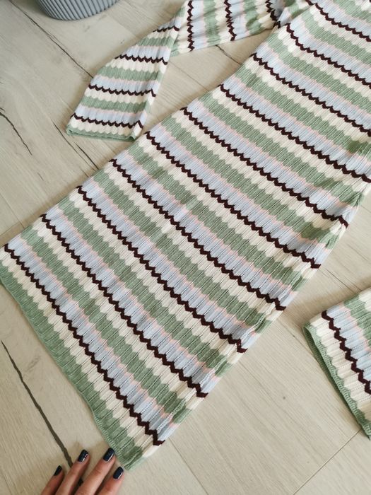 Dopasowana sukienka sweterkowa Bershka