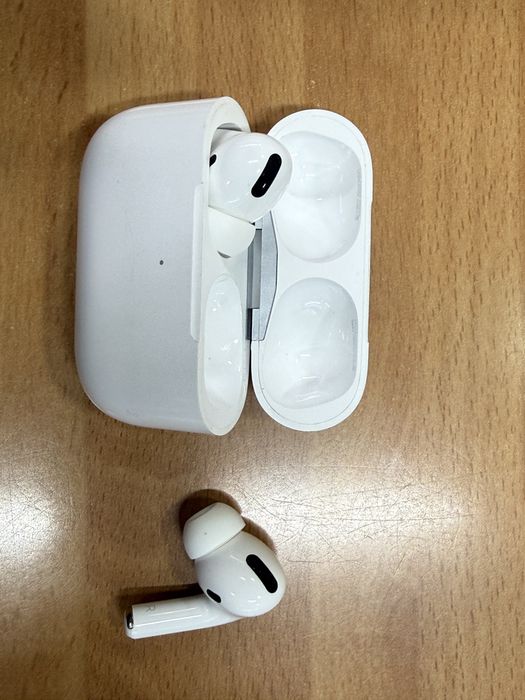 Ipod Pro AirPods Pro com cancelamento de ruído ativo (ANC). Produto novo, com ótima qualidade de som e bom desempenho em chamadas.