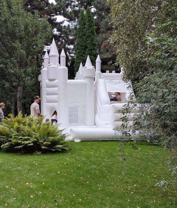 Biały dmuchany zamek Dmuchaniec Dmuchańce