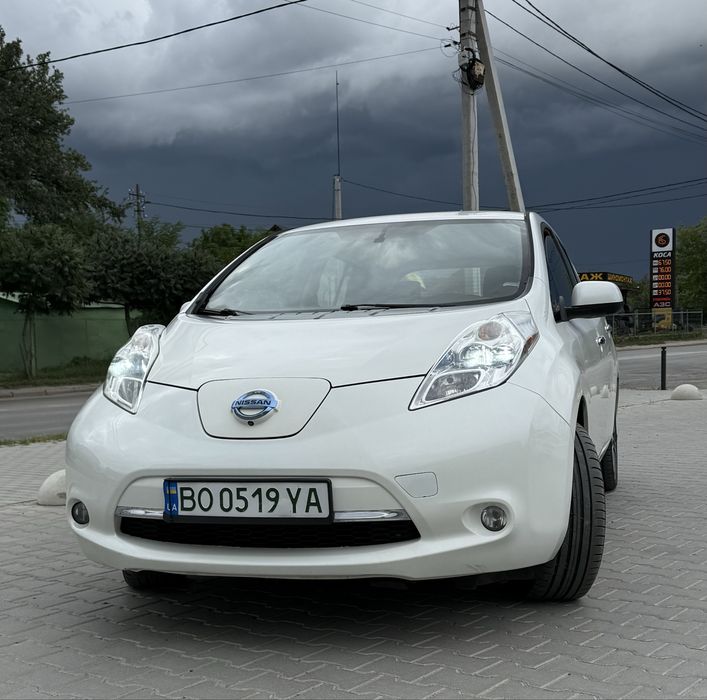 Здається в оренду Nissan Leaf 24