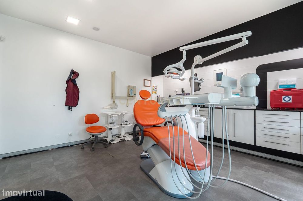 Clínica Dentária Equipada no Centro de Portimão – Oportunidade de Inve