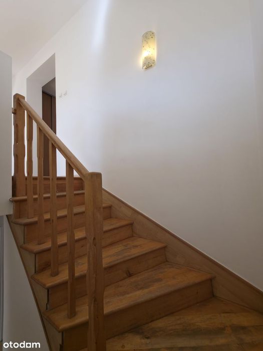 5 lub 6 pokoi, 2 łazienki z WC, 2 poziomy, balkon, schowek, garaż