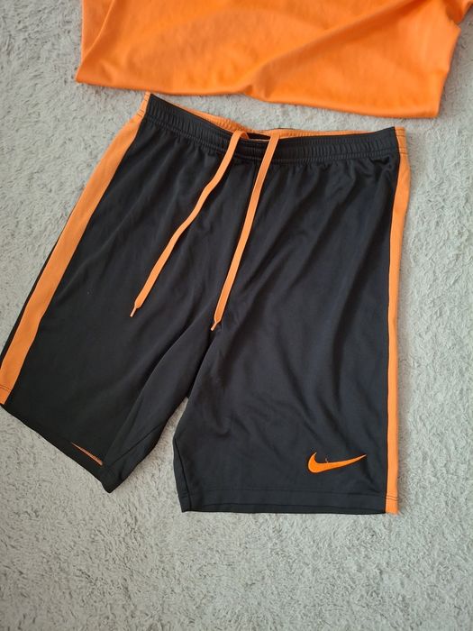 Sportowy zestaw Nike, spodenki i koszulka