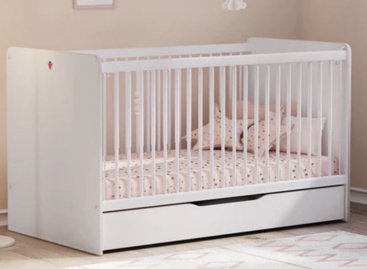 Дитяче ліжечко для дівчинки фірми Cilek.