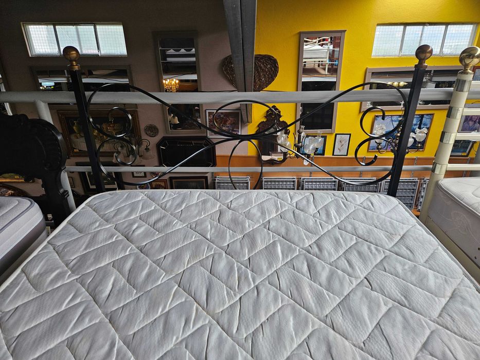 Cama em ferro com estrado e colchão - Bom estado geral