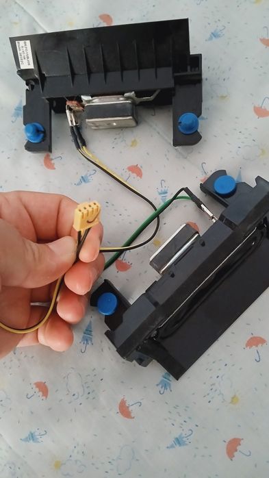 Novas colunas de TV Samsung  com cabos