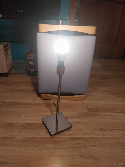 Lampa stojącą z kloszem