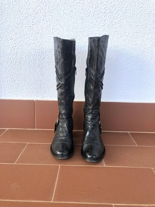 Botas pretas Helsar 100% pele c/ padrão de relevo