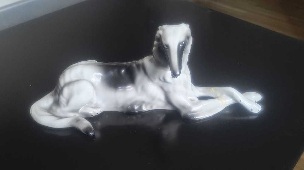 Pies porcelanowy, Leżący chart - Zakład Porcelany Stołowej "Wałbrzych"