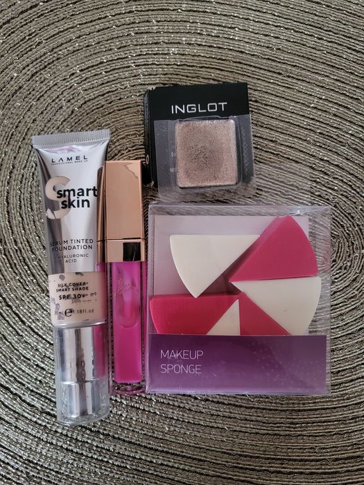 Набір косметики тіні, тон.крем, блиск , спонжі