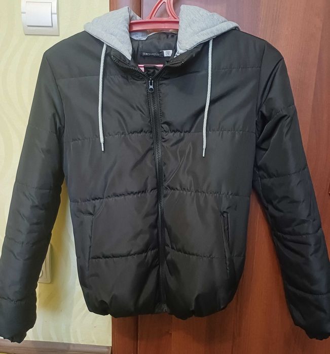 Жіноча тепла куртка на блискавці з капюшоном прямого покрою.