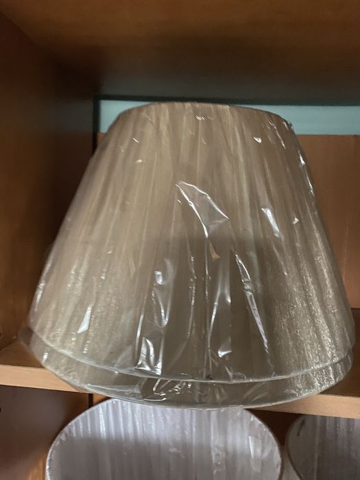 Abajures bege e branco