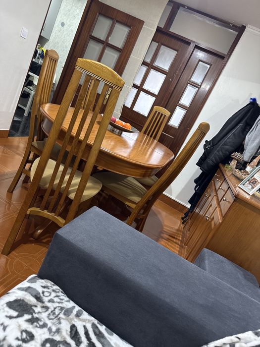 2 moveis sala com mesa e 6 cadeiras e espelho