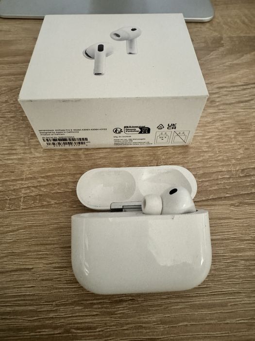 Prawa sluchawka AirPods Pro3 i Etui ladujace