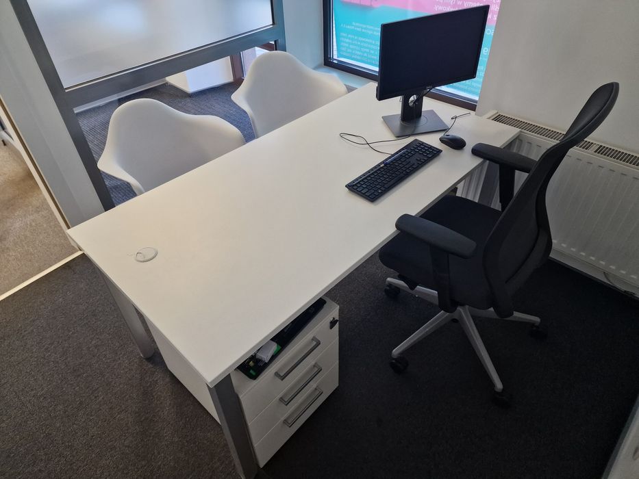 Biurko 160x80, fotel, kontenerek z szufladami, krzesła skandynawskie