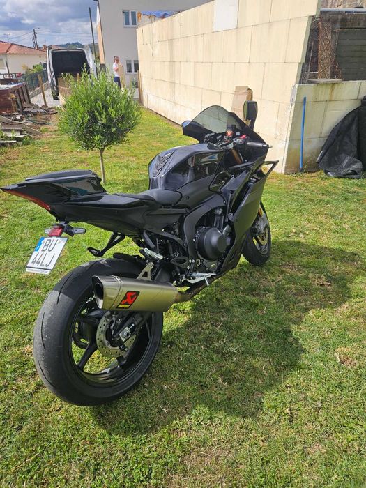 Yamaha R9 2025 — 9.300km — Akrapovic Linha Completa — Como Nova