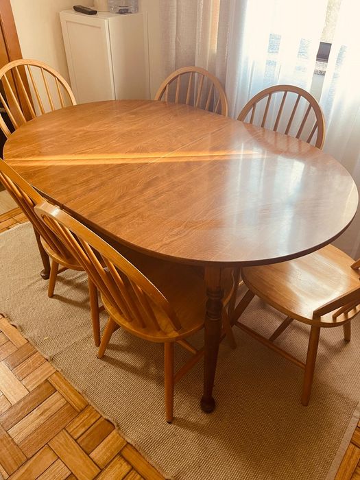 Mesa de jantar com 6 cadeiras tudo em Madeira  boa