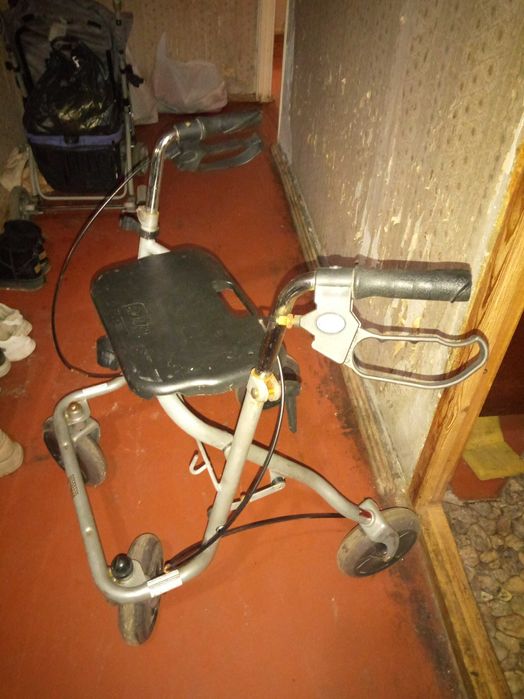 Продам ходунки на колёсах
