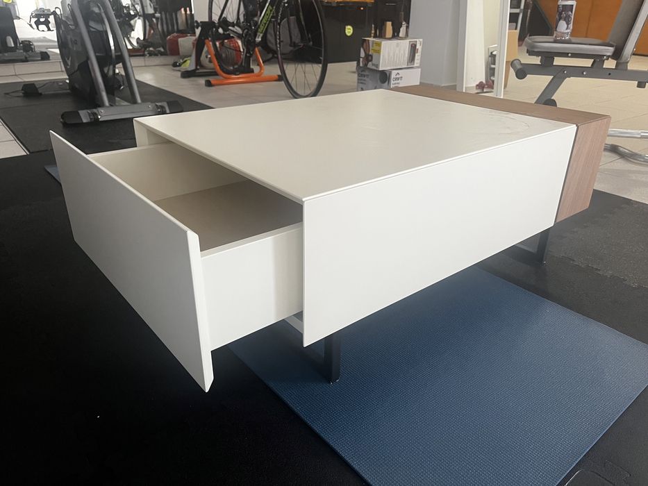 Mesa de centro em Nogueira e lacado mate
