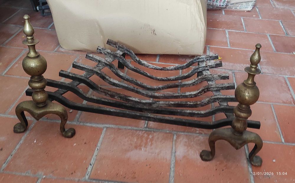 Grelha de lareira em latão