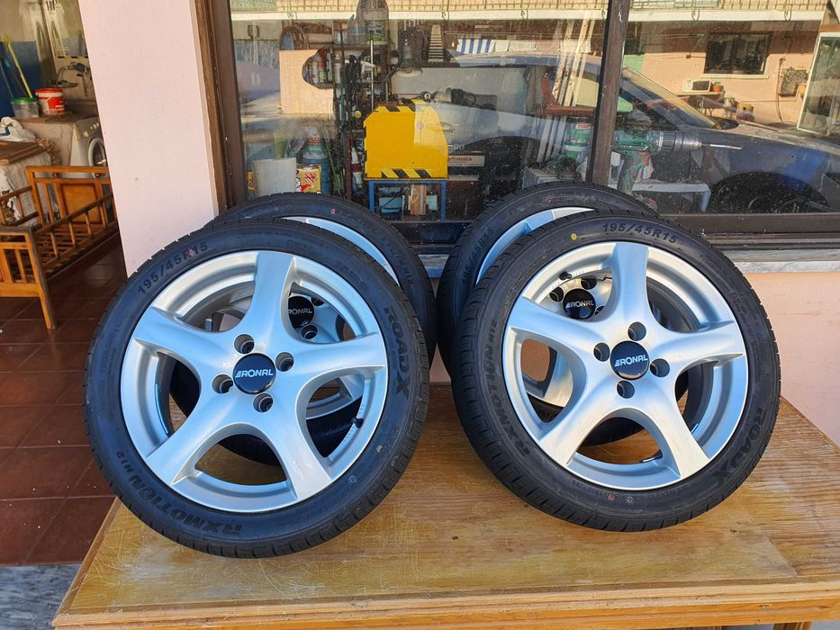 Vendo quatro jantes 15" com pneus novos.