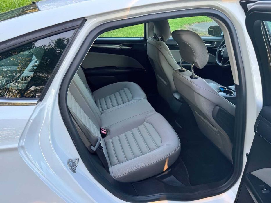 Ford Fusion Titanium Hybrid      2014
