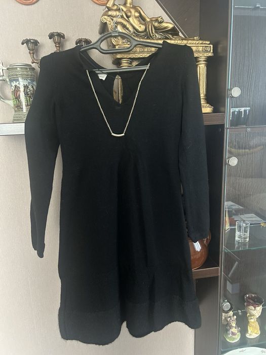 Чорна трикотажна сукня з довгим рукавом