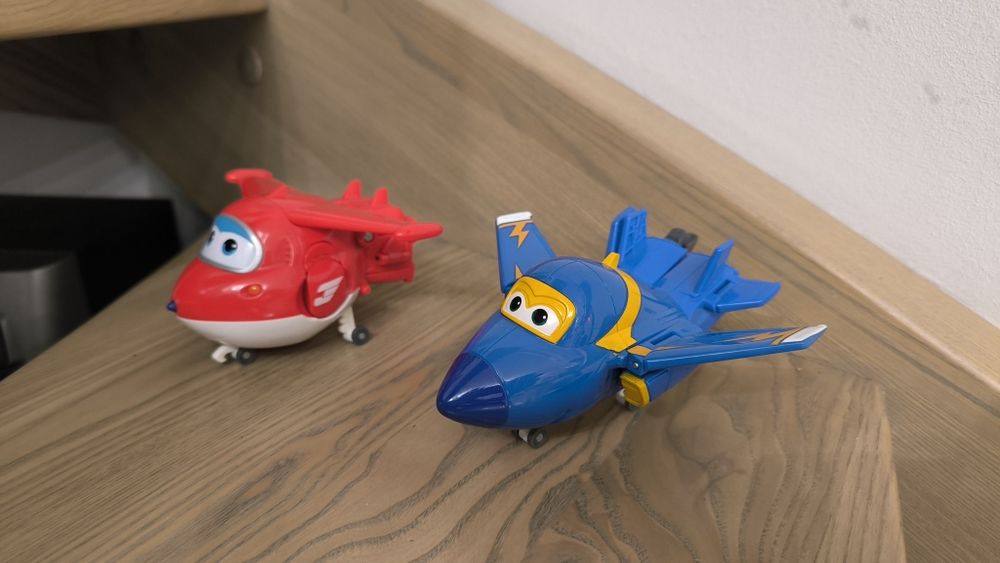 Super Wings Dżetek, Jett, Jerome, transformers