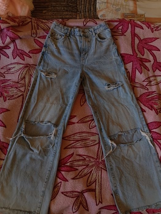 Голубые рваные джинсы Bershka