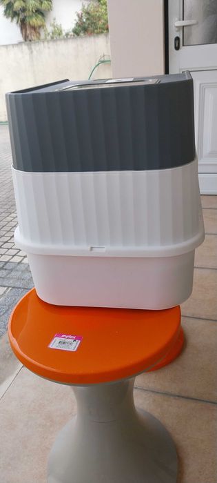 Caixa de areia para gatos.