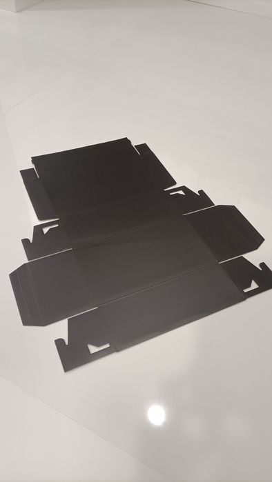 Caixa de cartão preto mate