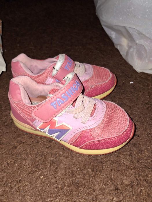Кросівки на дівчинку 50 грн
