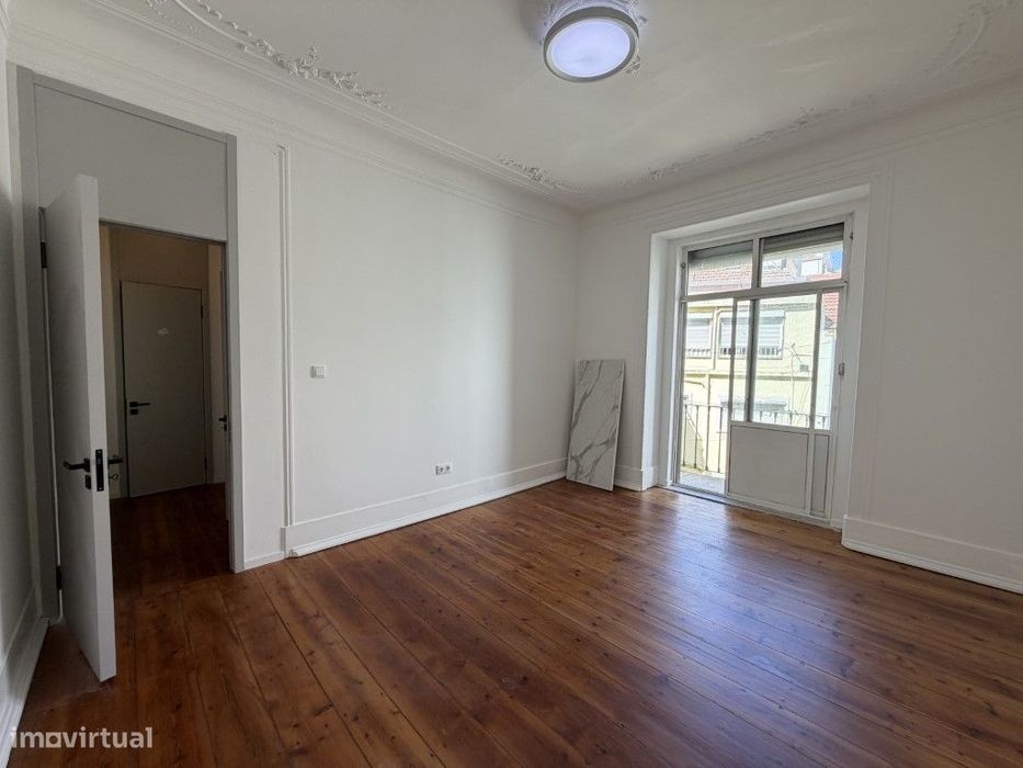 Venda de Apartamento com 7 assoalhadas na Avenida Almirante Reis