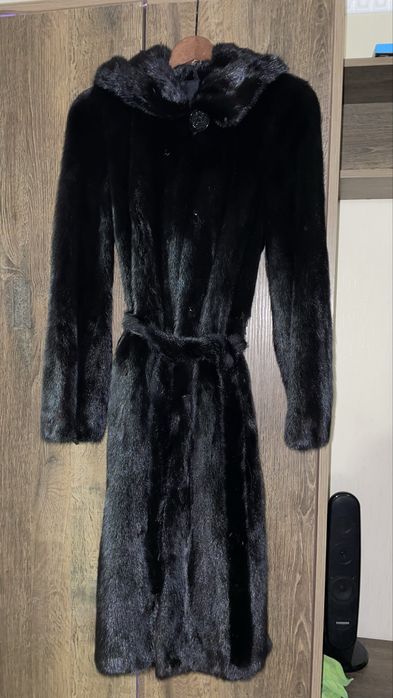 Норкова шуба з капюшоном