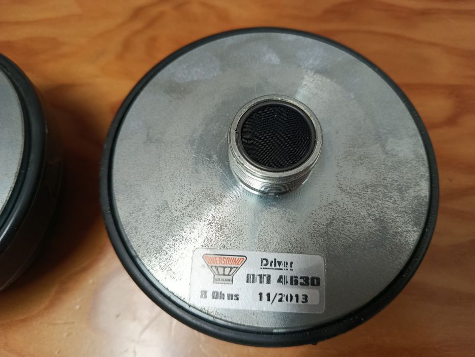 Drivers TI e médio grave Oversound.