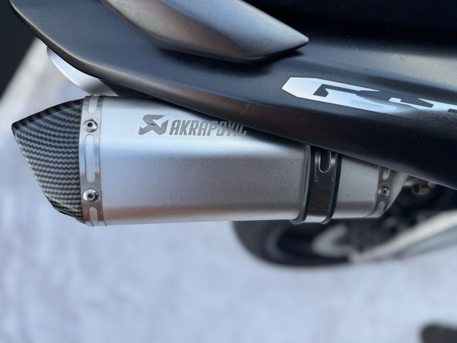 Японський мотоцикл Сузуки Suzuki GSR400 з Японіі