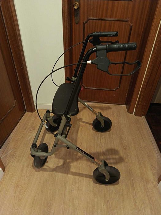 Andarilho com rodas e assento