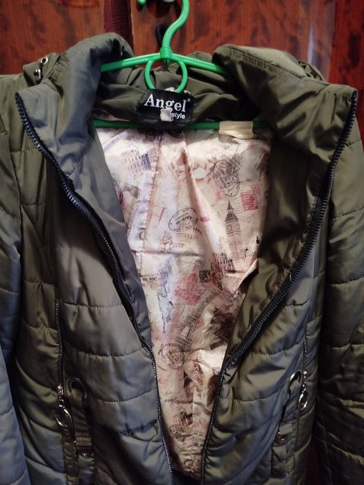 Весняна жіноча куртка