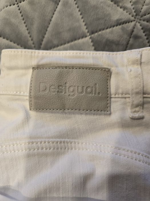 Spodnie rurki Desigual