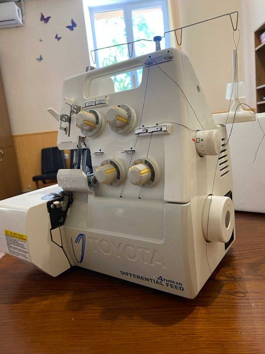 Оверлок TOYOTA SL 3335 б/к в ідеальному стані