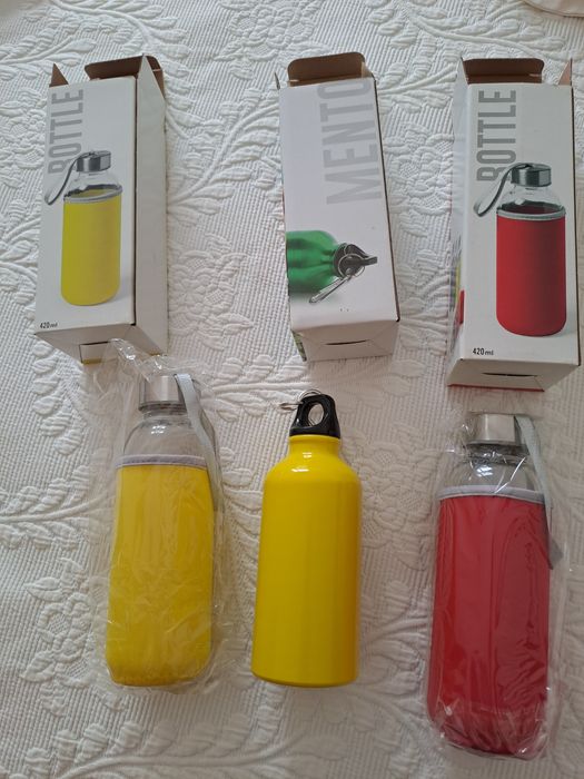 Conjunto de garrafas de água novas