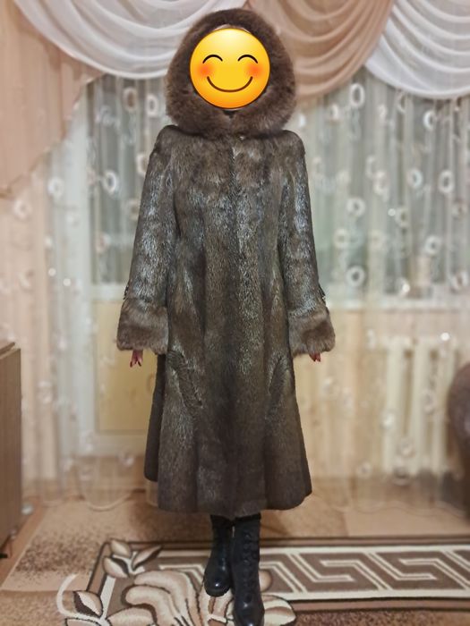 Шуба из нутрии, капюшон и на рукавах опушка из писца.