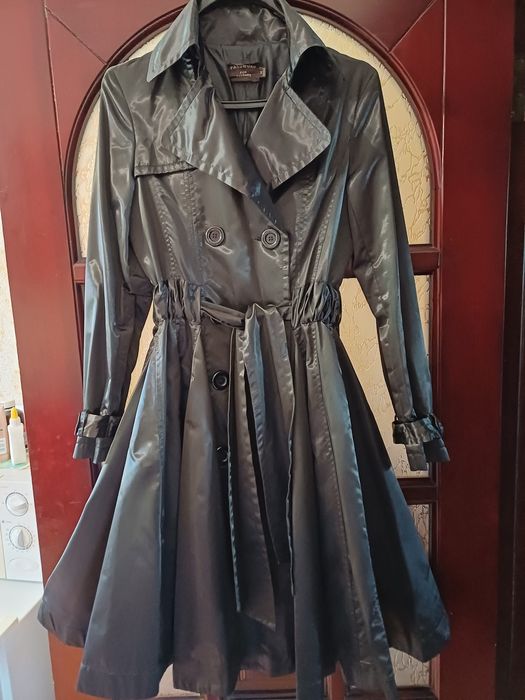 Плащ чорний жіночий, пише розмір М,але краще на С