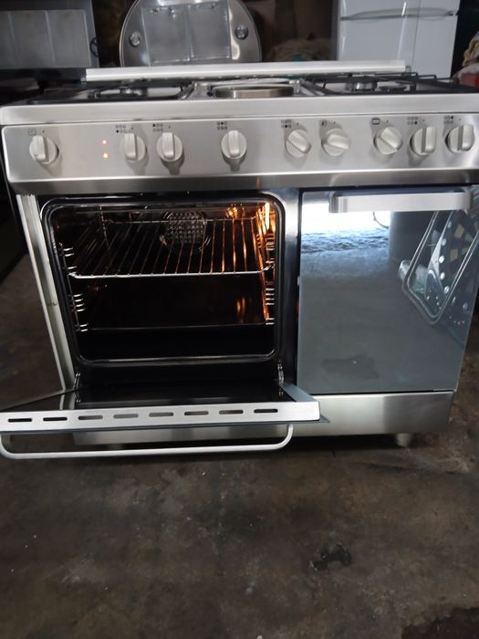 Vendo fogão semi-industrial com 4 bocas a gás, 2 elétricas e forno eléctrico.