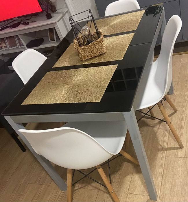Mesa de cozinha sem cadeiras