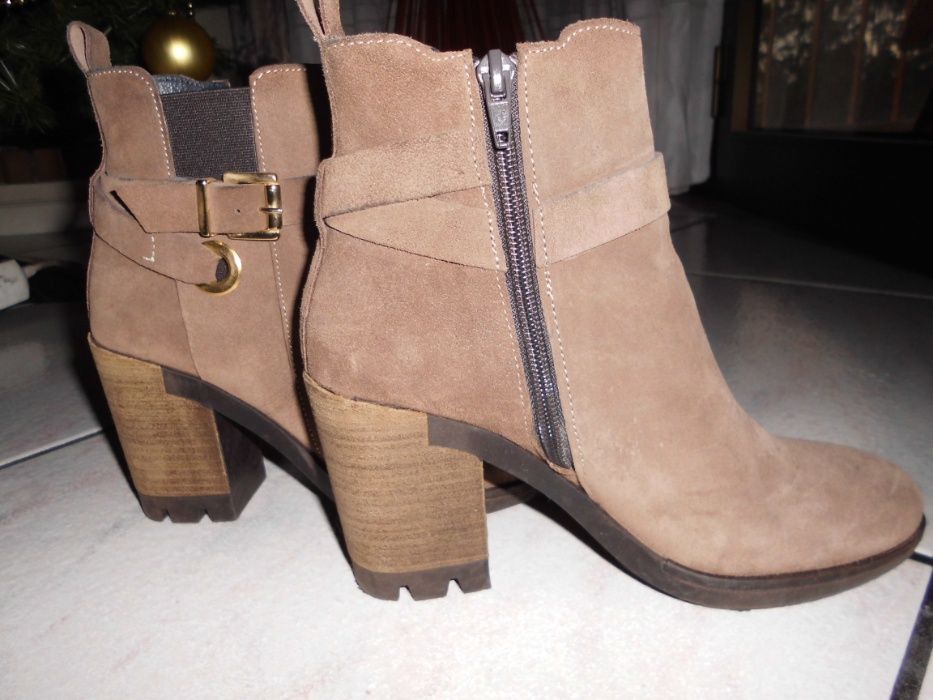 Botas de pele com camurça