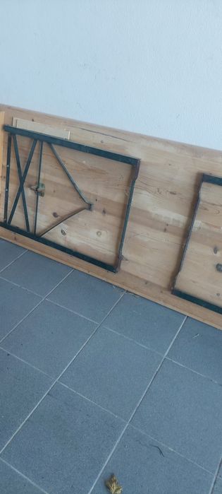 Mesa comprida com 2 bancos