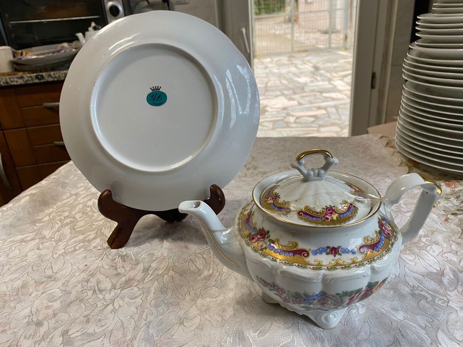 Prato decorativo em porcelana+Peça com tampa+Bule em cêramica decorati