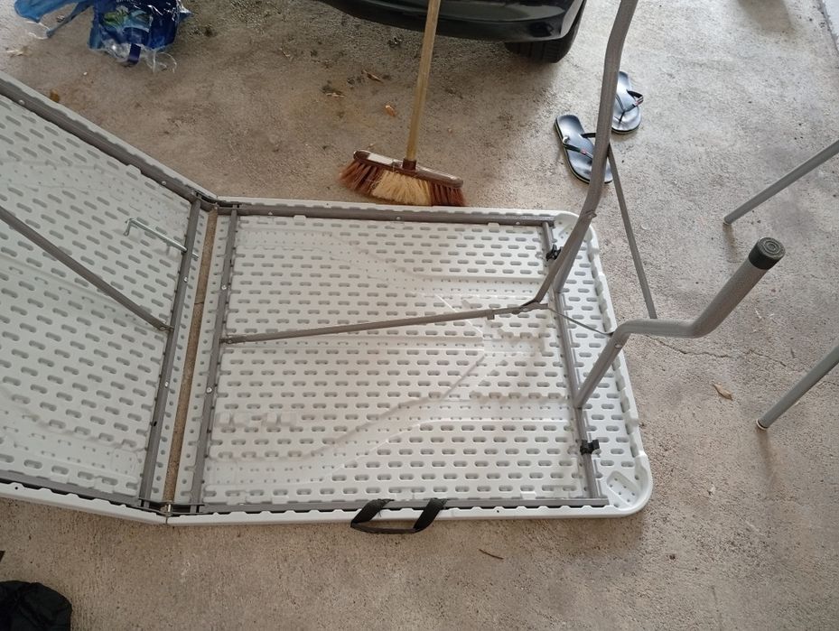 Mesa branca de jardim