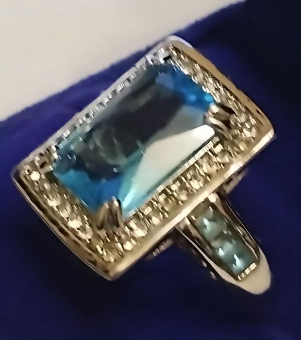 Продам кольцо с камнем 18.5р